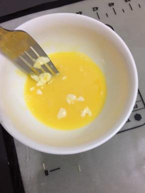 蛋黄中加入一点黄油搅拌均匀