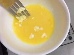 蛋黄中加入一点黄油搅拌均匀