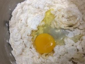 在将一个鸡蛋放入，用一档揉均匀