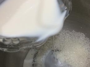 在将牛奶倒入