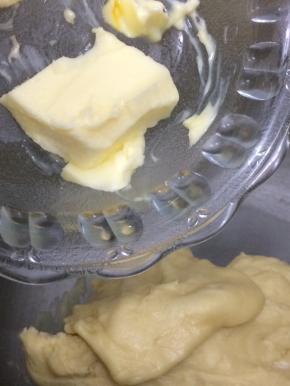 然后将黄油加入继续揉