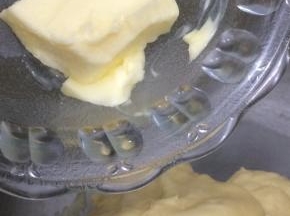 然后将黄油加入继续揉