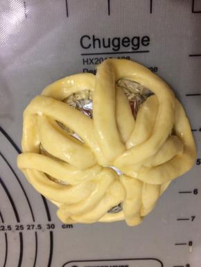 全部做好，将蛋液刷在上面，放入提前预热好的烤箱中，160度中层烤十分钟