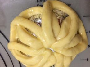 全部做好，将蛋液刷在上面，放入提前预热好的烤箱中，160度中层烤十分钟