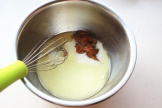 牛奶和玉米油混合，用手抽乳化一下，加入奶油焦糖酱。