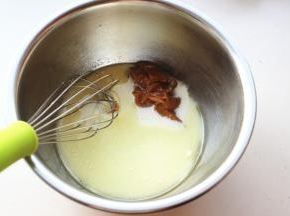 牛奶和玉米油混合，用手抽乳化一下，加入奶油焦糖酱。