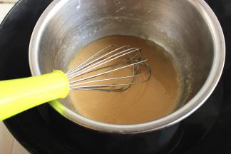 隔水加热，用手抽混合均匀，大约到70度左右的样子就可以了，用手快速触摸一下，比较烫就可以了。