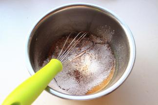 筛入可可粉和低粉。