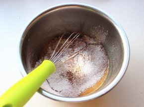 筛入可可粉和低粉。