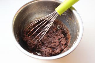 用手抽之字形翻拌均匀。