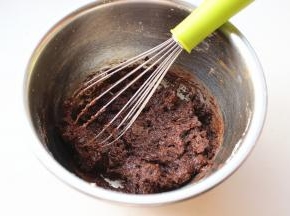 用手抽之字形翻拌均匀。