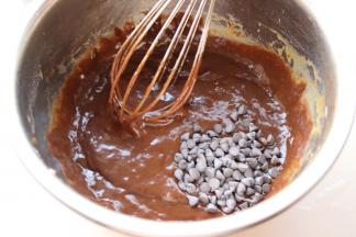 再混入耐烤的巧克力豆。