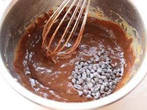 再混入耐烤的巧克力豆。