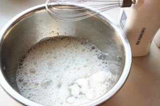 蛋白加几滴柠檬汁，一点点盐，打发到粗泡的状态后一次加入所有的糖。