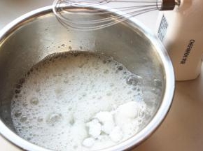 蛋白加几滴柠檬汁，一点点盐，打发到粗泡的状态后一次加入所有的糖。