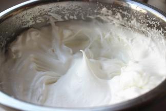 打发至中性偏干状态，有短小的尖，略微有点点弯钩即可。