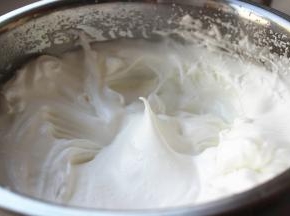 打发至中性偏干状态，有短小的尖，略微有点点弯钩即可。