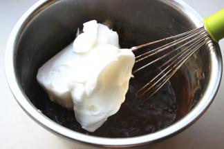 挖三分之一的蛋白霜到蛋黄糊内。