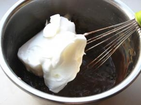 挖三分之一的蛋白霜到蛋黄糊内。