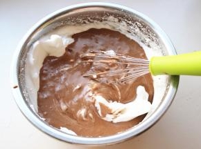 再倒回到剩余的蛋白霜内。