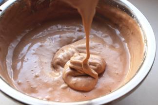 混合好的蛋糕糊，细腻，可以缓缓低落。