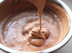 混合好的蛋糕糊，细腻，可以缓缓低落。