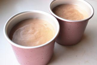 混合好的蛋糕糊，倒入学厨4寸蛋糕模，大力震一下模具震出大气泡。