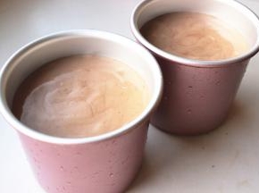 混合好的蛋糕糊，倒入学厨4寸蛋糕模，大力震一下模具震出大气泡。