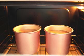 烤箱预热上管130度，下管120度，放下层，烤40分钟。