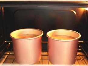 烤箱预热上管130度，下管120度，放下层，烤40分钟。