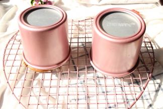 烤好的蛋糕，倒扣在烤网上晾凉。