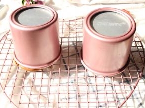 烤好的蛋糕，倒扣在烤网上晾凉。