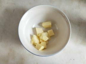 黄油切小块放室温软化。