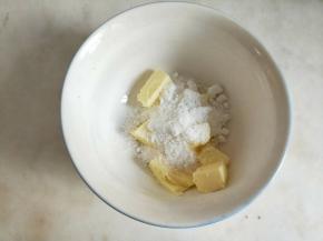 加入细砂糖用打蛋器打均匀。