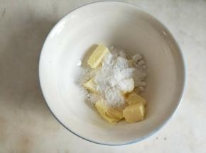 加入细砂糖用打蛋器打均匀。
