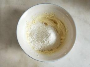 筛入低筋面粉切拌均匀成一个面团，用手揉匀也可以。