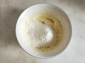筛入低筋面粉切拌均匀成一个面团，用手揉匀也可以。