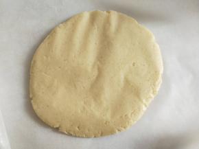 将面团放在两张油纸中间用擀面杖擀成2-3毫米的薄片，放入冰箱冷藏室备用。