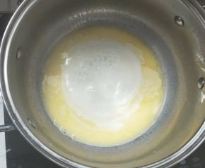 接着制作泡芙。牛奶、黄油、盐放入锅里加热至沸腾。
