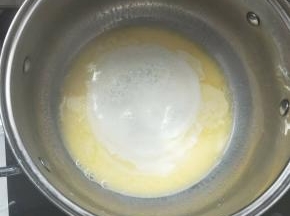 接着制作泡芙。牛奶、黄油、盐放入锅里加热至沸腾。
