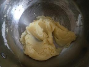 关火，倒入面粉，用余温将面粉烫熟成团。