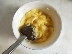 分次加入鸡蛋液，快速切拌压拌。