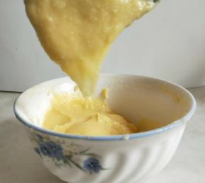 仔细观察面糊状态，直至面糊能挂在刮刀上呈一个倒三角状态就可以了。