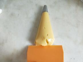 将面糊装入裱花袋中。