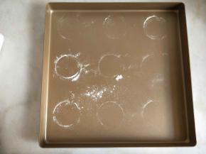 用5厘米的饼干模具沾面粉在烤盘中印出大概位置。