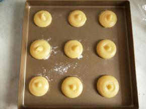 将面糊挤入烤盘。