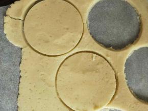 取出冷藏好的酥皮面团用6厘米的饼干模具压出酥皮。