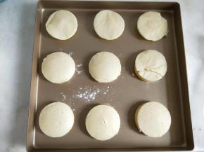 将酥皮轻轻盖在泡芙上。