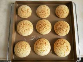 预热烤箱200度烤15分钟再转170度烤20分钟，至表面金黄即可出炉。