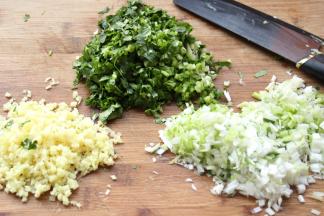 葱姜香菜全部切末。